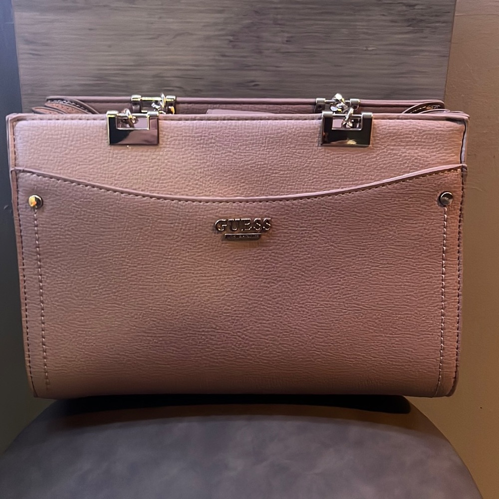 Cartera Guess, Amplia, No usada, Con depósitos para varias cosas